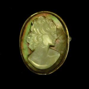 Vintage Mother of Pearl Cameo Brooch/Pendant